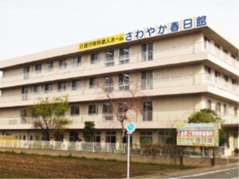 ４階建ての大きな施設である。屋根の側面に施設名が書かれ、遠くからでも目立つ。建物の前には田畑が広がっている。