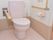 トイレの便座のサイドには、手すりを出すことができる。逆サイドには備え付けのくの字になった手すりがある。