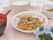 食事のメニューは彩りの面も考慮されている。にんじんの赤い色や青菜の色、卵の黄色など鮮やかで色とりどりな食材が使われている。