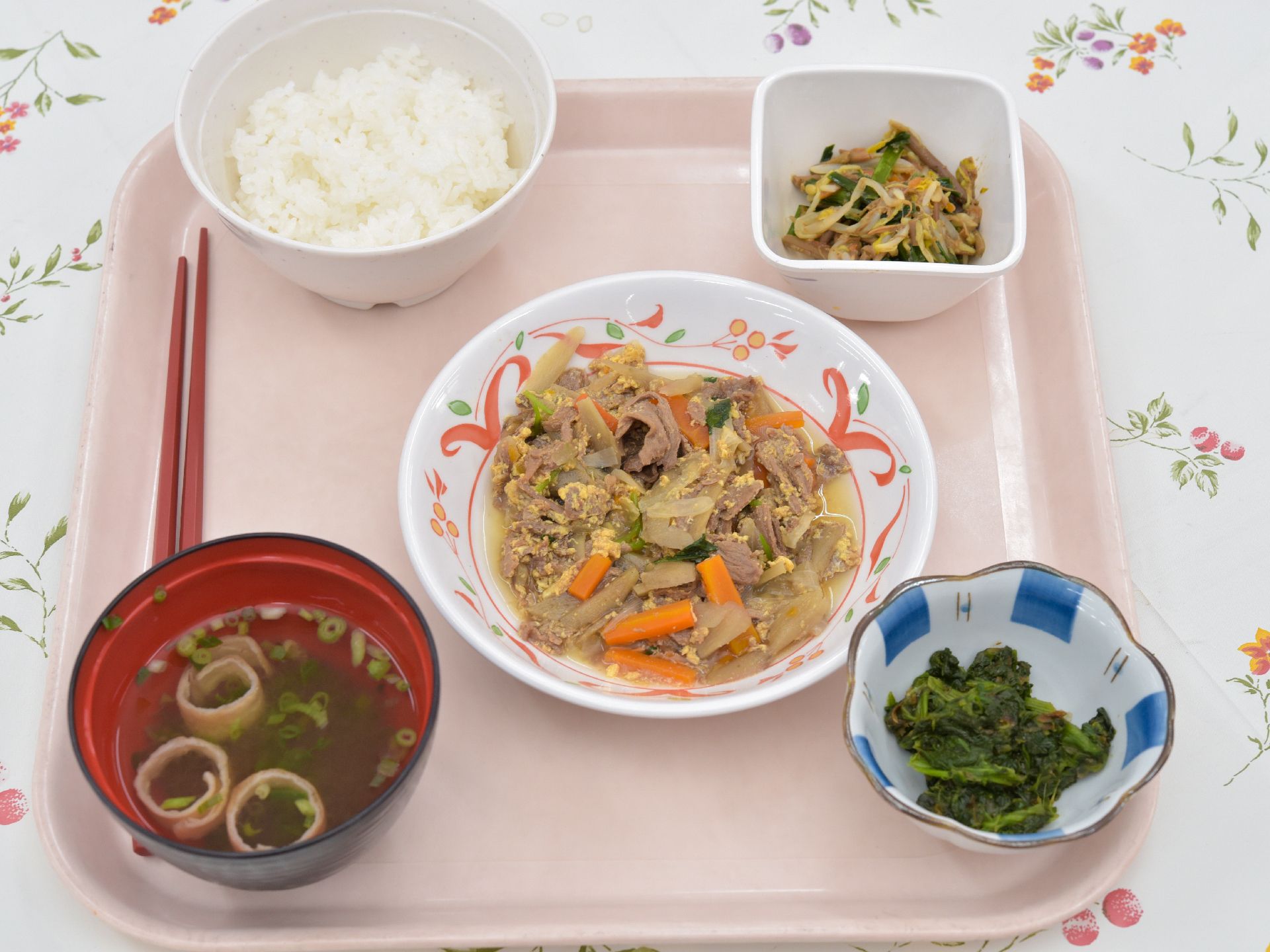 食事は薄いピンクのトレイに載せられて配膳される。野菜をたっぷり使ったメニューで、米飯と汁物、主菜、副菜2品という構成になっている。