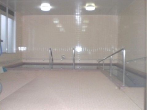 明るい色の広々した浴室である。浴槽の出入り口に手すりが備え付けられており、安心して入浴することができる。