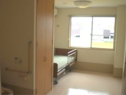 明るい色合いの居室で、自宅のようにくつろげる空間である。クローゼットが完備されており、衣類などを片付けられる。