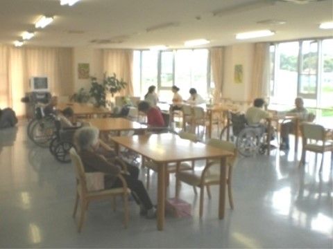 大きな窓があり、採光に優れた設計である。複数のテーブルセットが配置されており、入居者様同士が集まって利用できる。
