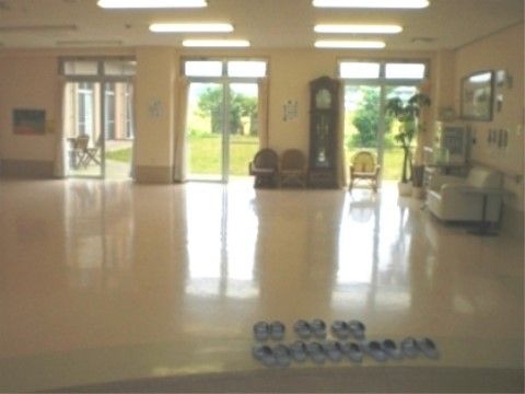 段差がなく安心感のあるバリアフリー設計。車椅子同士がすれ違っても気にならない、ゆとりある広さを確保している。