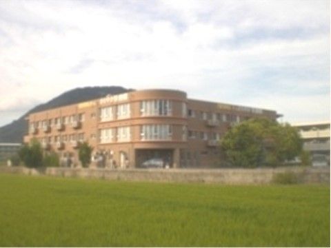 緑に恵まれた環境に立地しており、心穏やかに暮らせる。落ち着いたブラウン系の建物で、まわりには木々が植えられている。