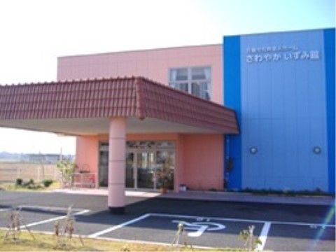 入り口には四角形の屋根が設置されている。地面から屋根までは高さがあり、車も余裕で入れるため、雨天時も安心して乗り降りができる。