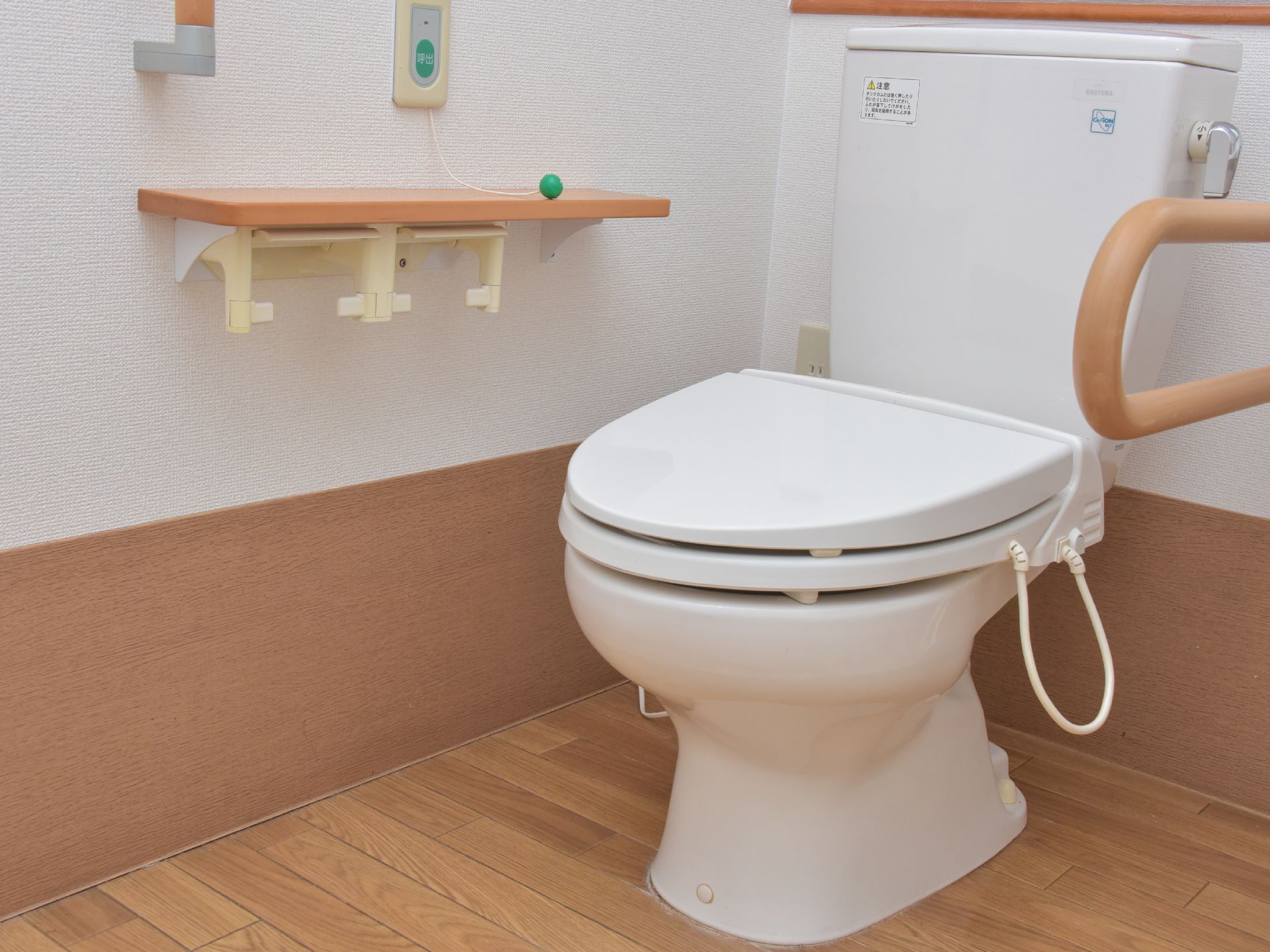 各居室に備わっているトイレには、手すりと呼び出しボタン、2つのトイレットペーパーホルダーがついている。