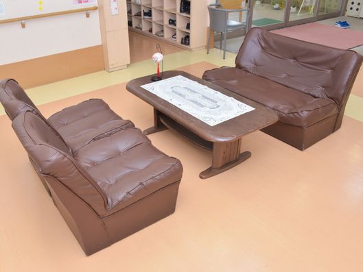 玄関前のソファー