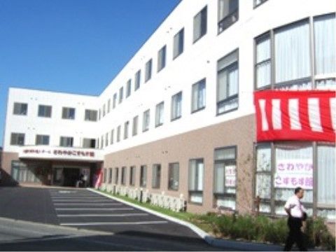 施設の敷地内には多数の駐車スペースがあり、ご家族様がお車でお越しになる際にも便利である。館内までバリアフリーでご移動しやすい。