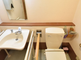 介護施設の清潔なトイレの内観