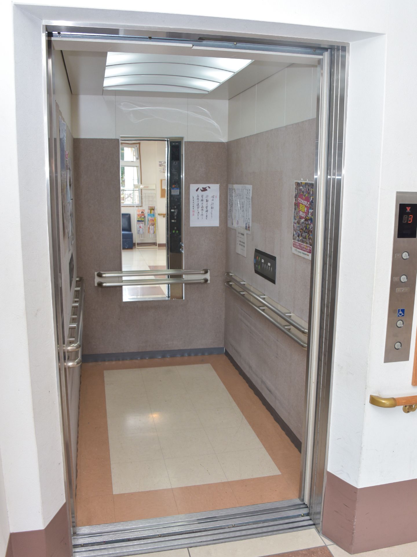 館内を移動する際には、エレベーターを利用することができる。中には鏡があり、壁には手すりがついている。