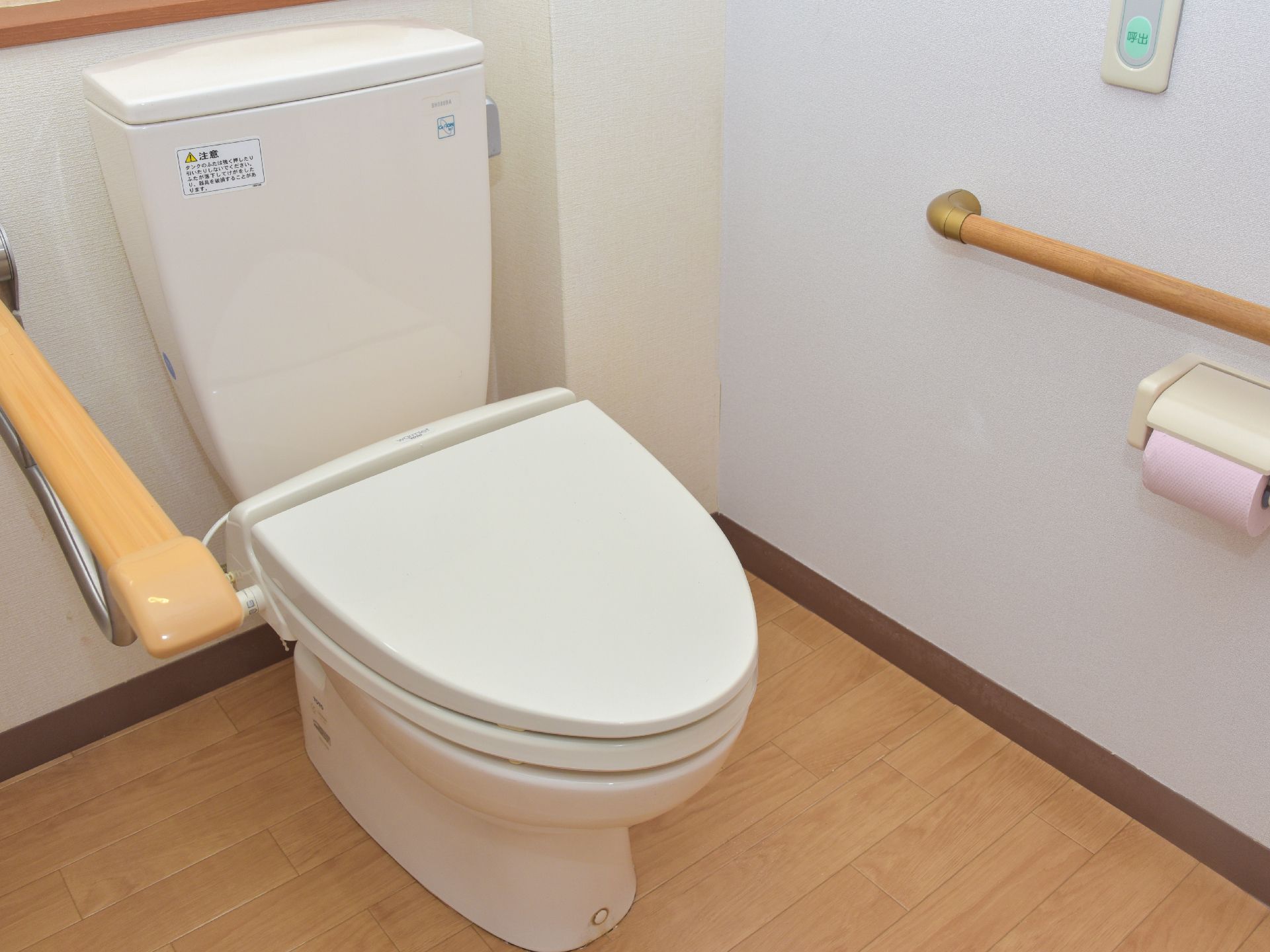 施設内にあるトイレには、壁にナースコールが設置されている。また、手すりが設置されている。トイレ右手の手すりは、移動することが可能。
