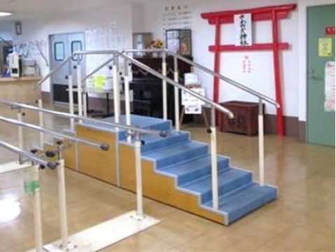 平行棒が置いてあり、直線のものと数段の階段状のものと2種類ある。壁には赤い鳥居がつくられており、その下には賽銭箱がある。