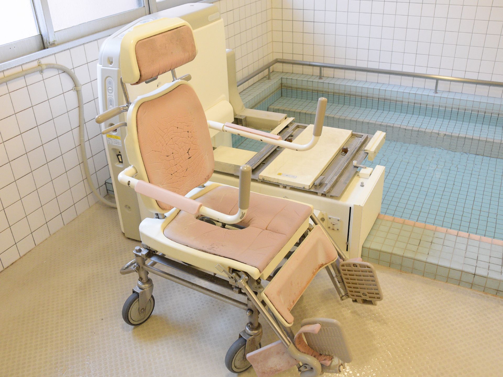 広めの浴場には、車輪つきの椅子とリフトが設置してある。介護が必要な方でも、共有の浴槽に入ることができます。