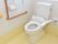 車椅子用のトイレは白い壁と黄色い床である。しっかりした手すりがついており、通常より高い位置に洗浄ボタンやトイレットペーパーがある。