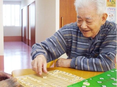 プラスチック製の小さめな将棋を楽しんでいる、男性入居者様