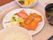 食事のメインは、魚のフライ。その隣には、色どり豊かなサラダが添えてあり、1度の食事で栄養がたくさん取れるよう考慮している。