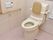 トイレは全体的に薄ピンク色のデザインをしている。手すりや呼び出しボタンが用意されているので、安心して利用できる。