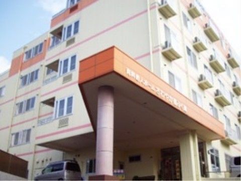 地下１階地上４階建ての施設となっており、広い敷地の玄関前には屋根もあるため、雨の日の送迎も落ち着いておこなえる。
