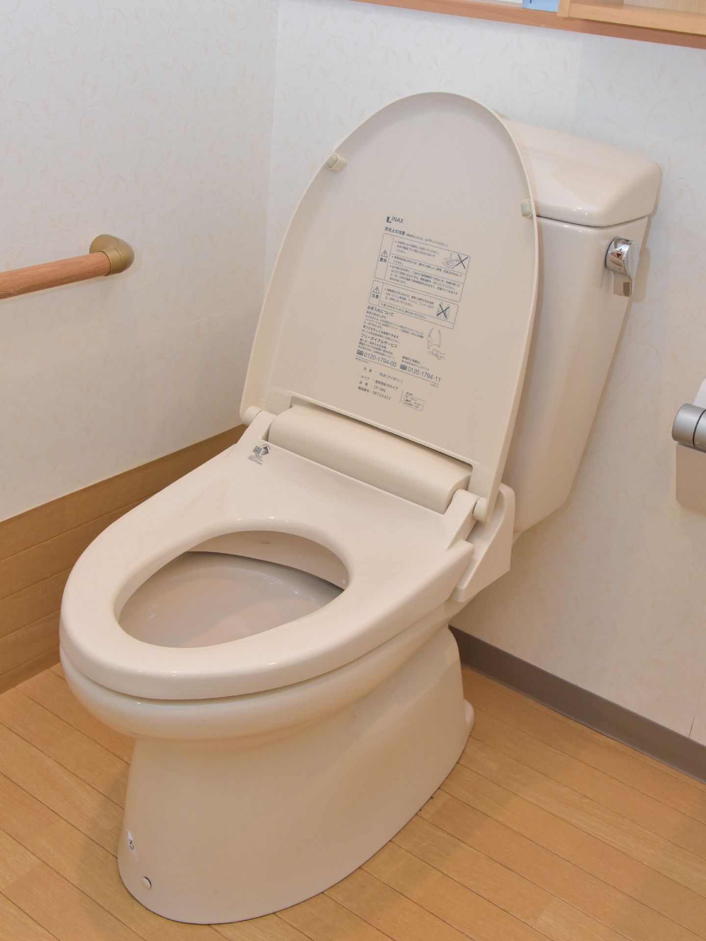トイレは洋式タイプで、床に段差がないので、安心して利用出来る。全体的に白のデザインで清潔感のある空間となっている。