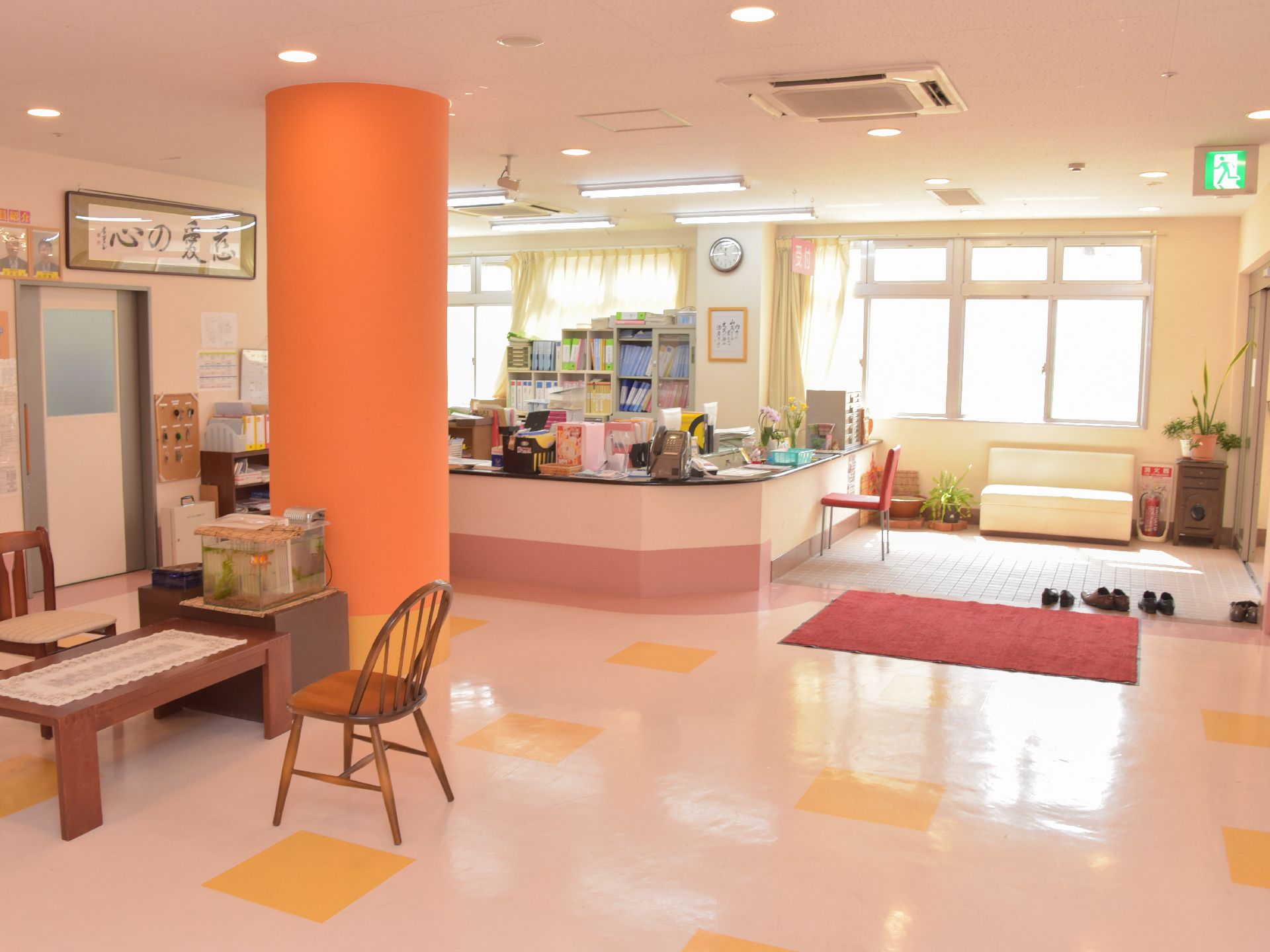 入口の正面には、受付があり、訪問者を確認することができる。玄関に椅子が用意されているので、靴を履く時など負担なく便利に行える。