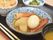 食事は、和食。器には、大根・さつま揚げ・玉子・ちくわの煮物が乗せられている。食材が豊富で食事が楽しめる。