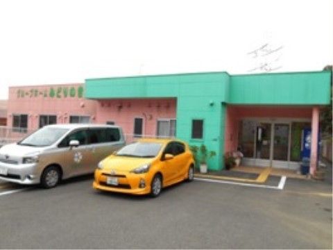 当施設は平屋建てで、ピンク色と緑色のコントラストが美しい外観となっている。駐車場があるので、来訪者様も気軽にお越しいただける。