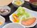 食事は和食。メインは、お魚となっている。その他にも、たくさんのお料理がおぼんの上に並び、目からも、食事を楽しむ事が出来る。