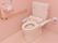 トイレは、全体的にピンクの特徴的なデザインとなっている。手すりや呼び出しボタンがあるので、安心して使用できる。