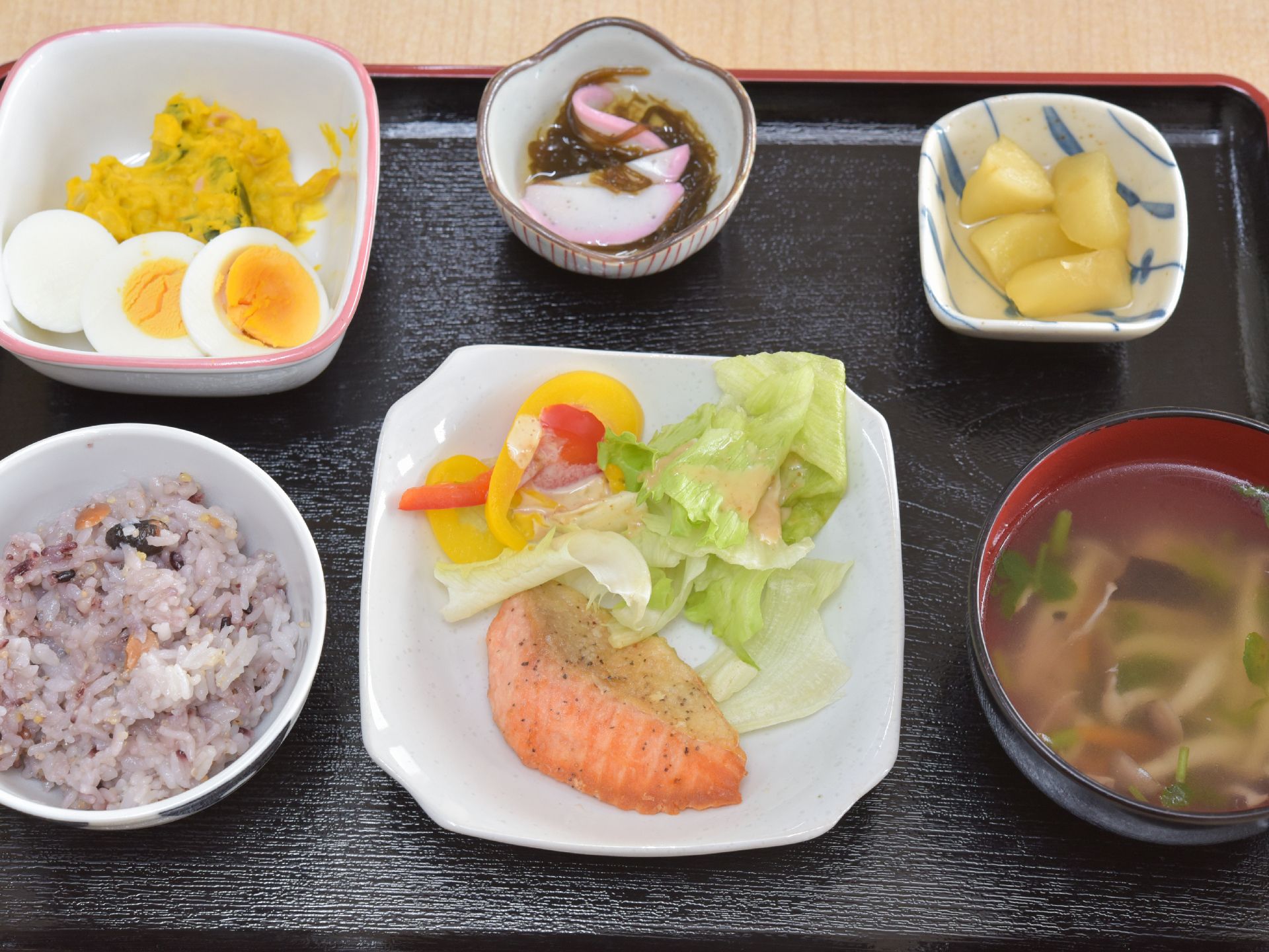 食事は和食。黒いおぼんの上には、様々な器に盛りつけられた食材が並んでいる。栄養バランスを考えたメニューとなっている。