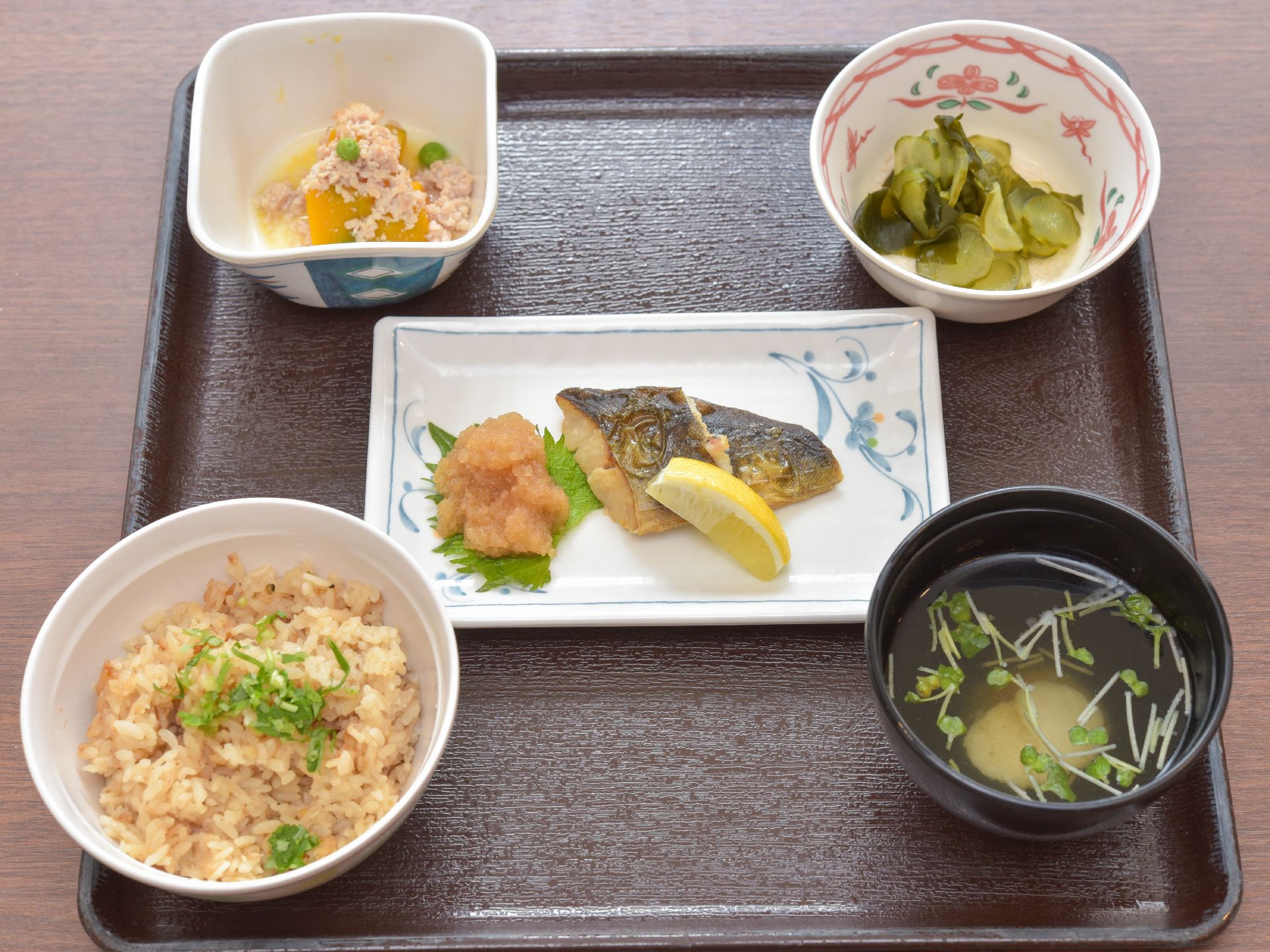 炊き込みご飯とすまし汁、魚や酢の物が並べられたお膳