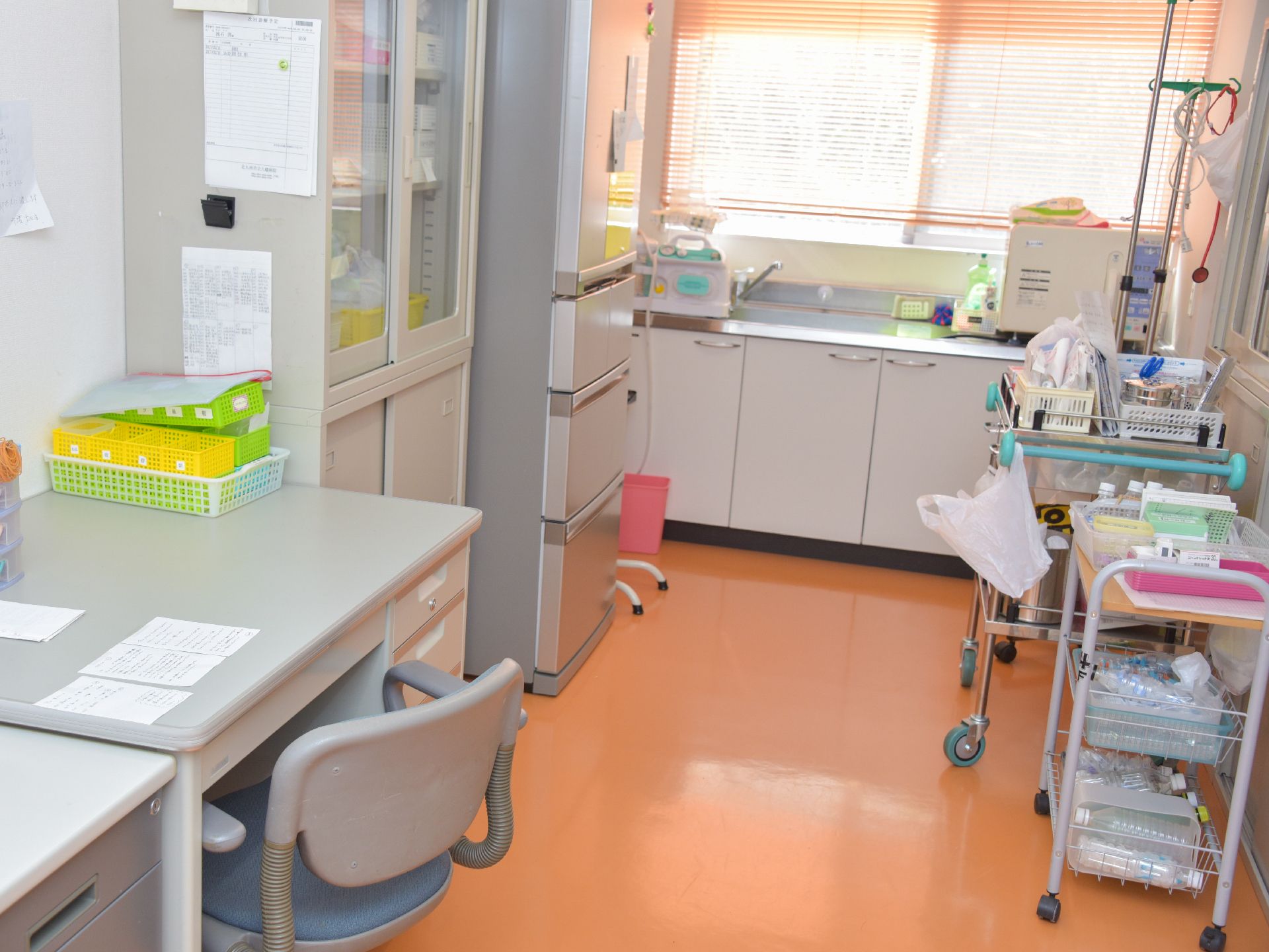 事務机に加え、冷蔵庫やキッチンが設置されている医務室