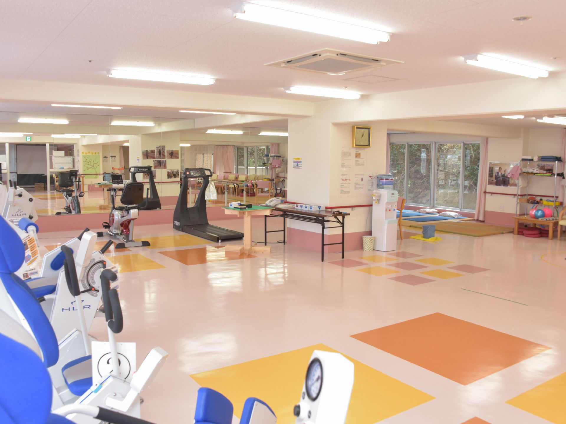 運動室は、様々な運動機器がある。入居者様の運動不足解消やリハビリの為、健康を意識して体を動かせる場所となっている。