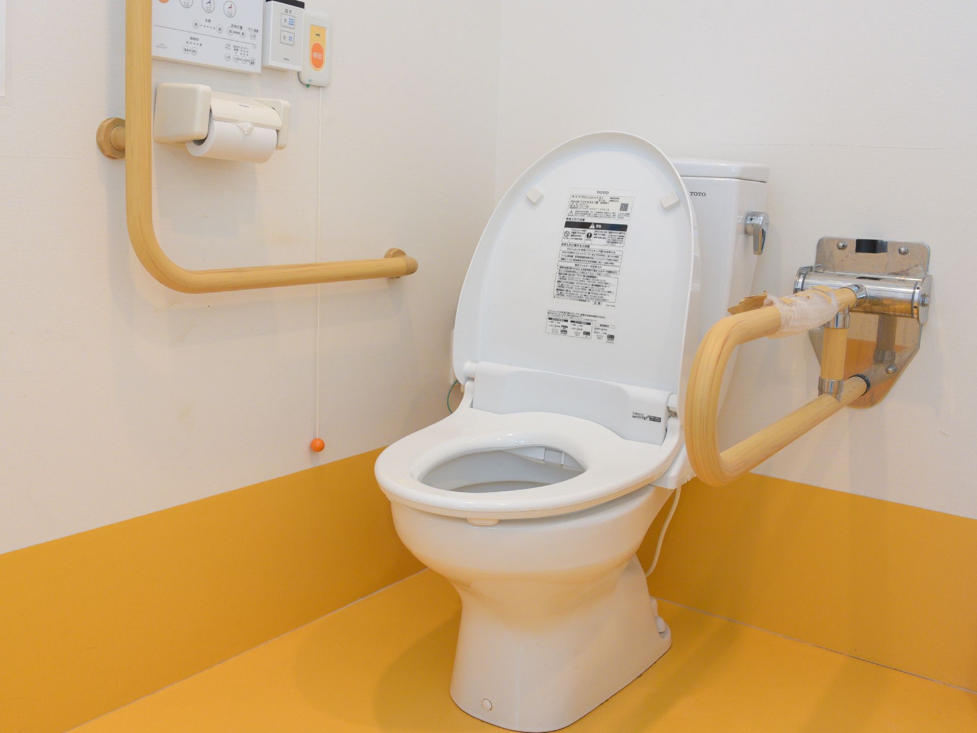 トイレは、床が黄色の特徴的なデザインをしている。ウォッシュレット機能付きで、便利に利用することができる。