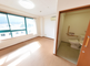 明るい居室とトイレのある施設内部
