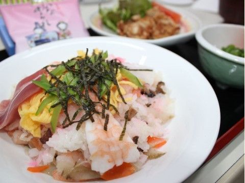 海老やマグロの刺身などがのっている、豪華なちらし寿司