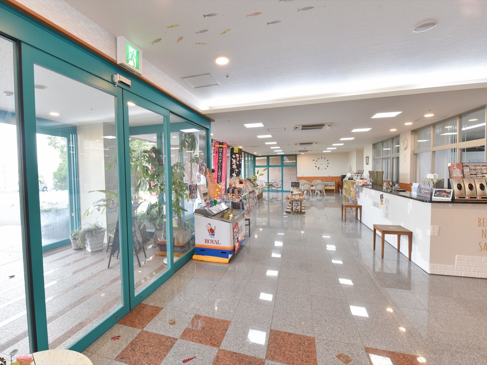 清潔感のある玄関には、ゆとりのあるスペースが確保されており、甘味の販売や携帯電話の充電など来訪者にも便利なサービスが充実している。