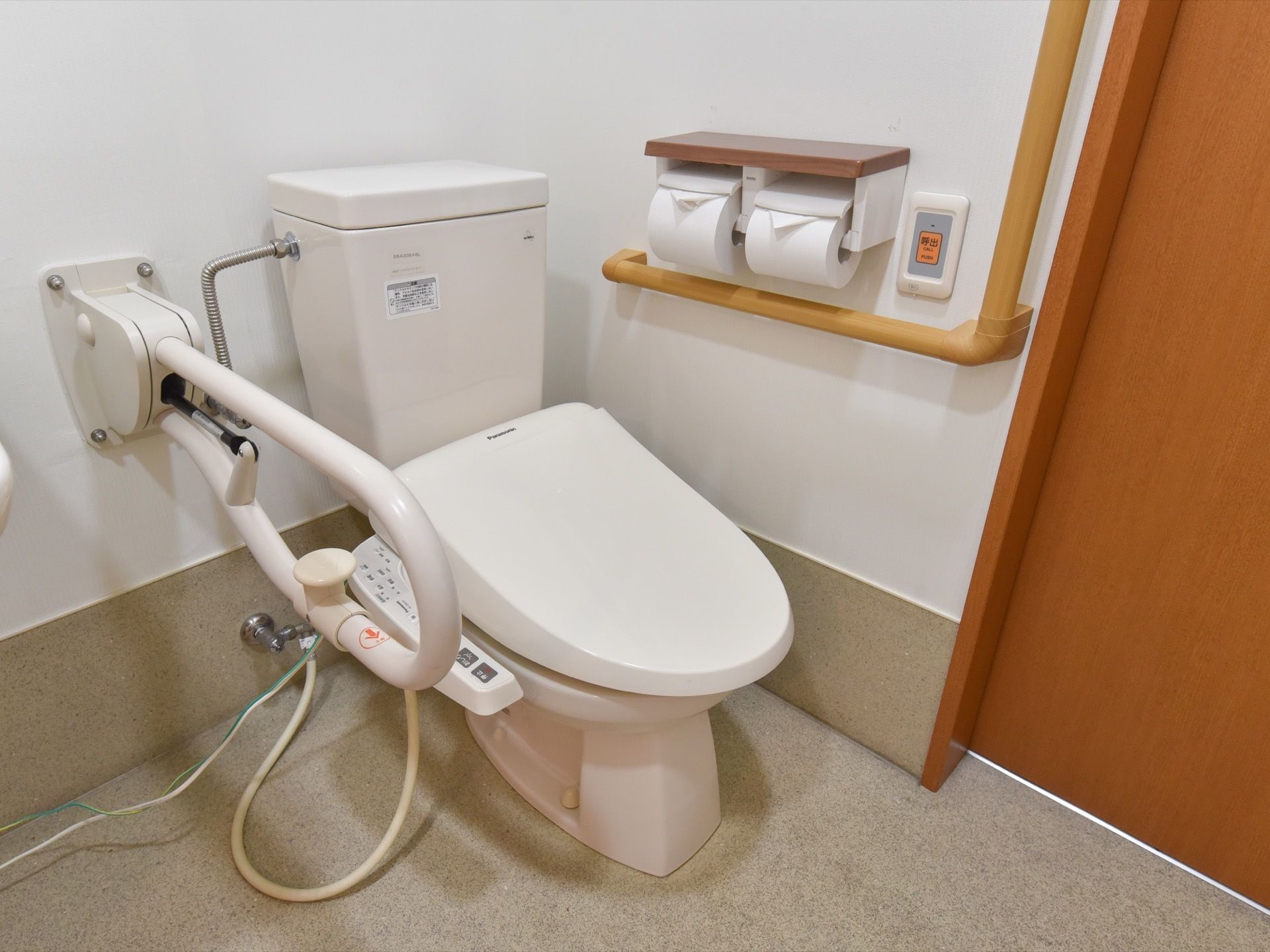 トイレは便座の左右に手すりが設置されており、立ち座りの際の負担が少ない。呼び出しボタンも設置されており、安心して利用できる。