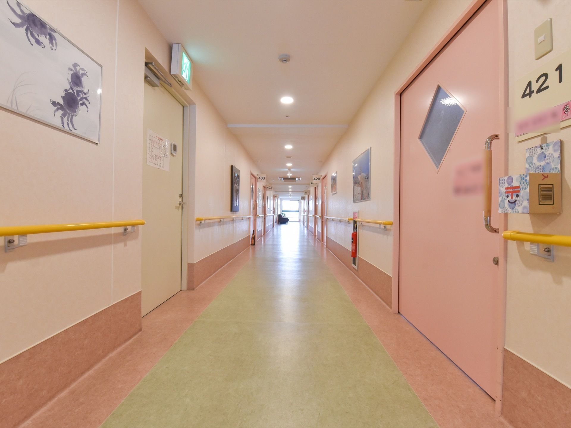 通路の左右には手すりが設置されており、移動の際に利用できる。各部屋のドアは引き戸式になっており、横に大きな文字で部屋番号が記載されている。