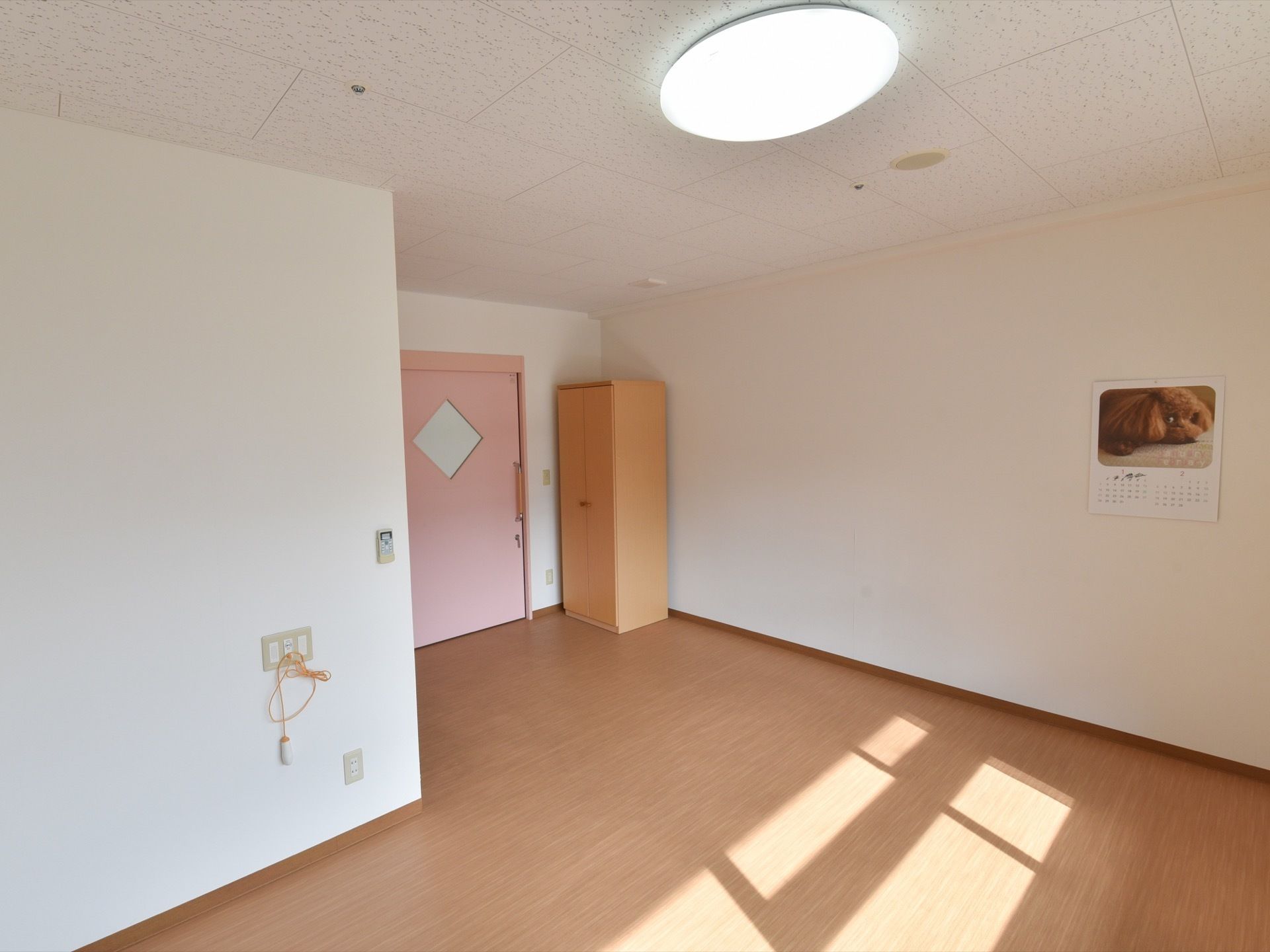 居室の入り口付近には収納が備えられており、エアコンのリモコンや呼び出しボタン、コンセントが近くに設置されており、部屋での移動の負担が少ない。