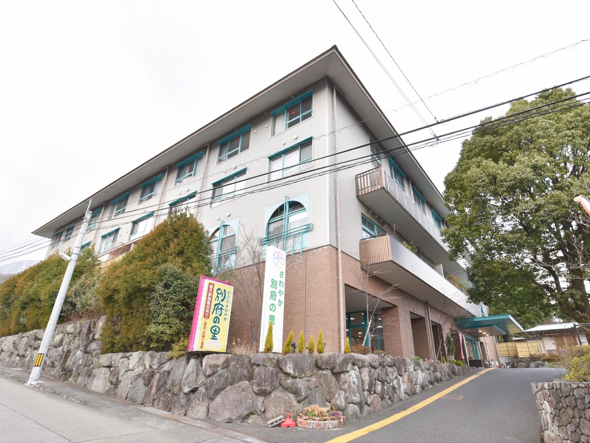 施設の周囲には、植物が植えられており、緑の多い空間となっている。玄関は道路に面していないので、外出時もゆっくり移動ができる。