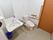 トイレは便座の左右に手すりが設置されており、立ち座りの際に利用できる。呼び出しボタンも設置されているため、利用時も安心感がある。