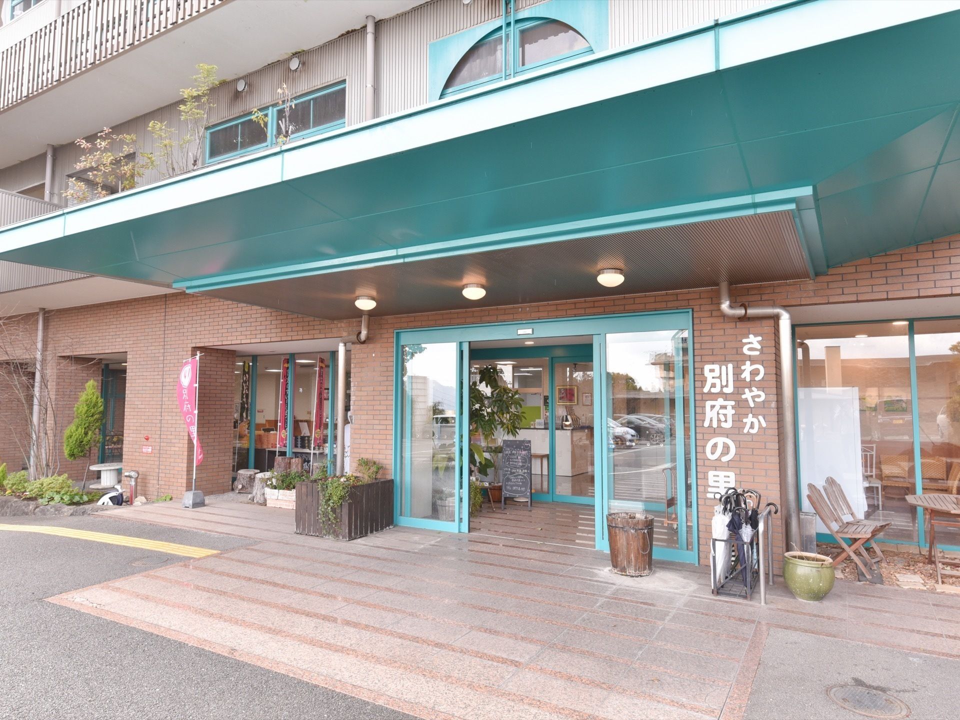 玄関のドアは自動ドアになっており、玄関の横に傘立てが設置されており、屋根が大きく広がっているため、雨の日も安心して外出しやすい。