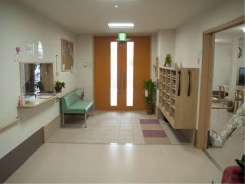 ケア・ブリッジ八尾老原の玄関。事務室では毎日24時間スタッフが館内への出入りをモニターしております。