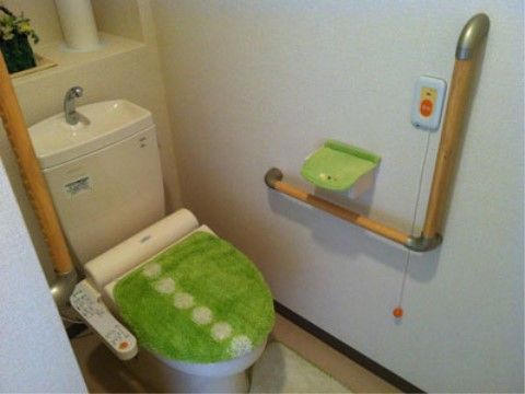 ケア・ブリッジ八尾老原の居室内トイレ。居室内に設けられた個人専用のトイレです。車いすでもお使いいただけるバリアフリー設計のトイレです。