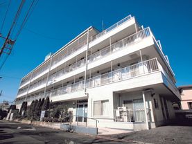 ラヴィスタ草加の外観。来訪者様専用の駐車場を完備しております。より気軽にご面会へお越しできます。
