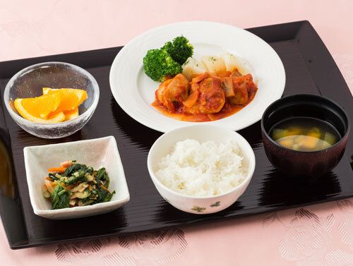 ロールキャベツとおひたしと、ご飯と味噌汁、カットオレンジのセット