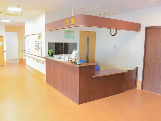 明るく清潔感のある受付カウンター
