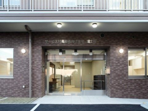 サービス付高齢者向け住宅 富士桜のエントランス。明るく清潔感の溢れるエントランスは自動ドアを採用しております。車いすでのご利用も楽に行なえます。