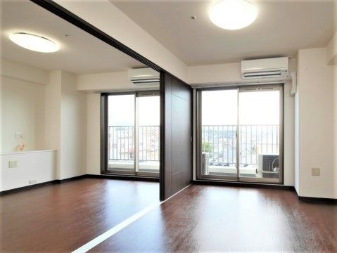 サービス付高齢者向け住宅 富士桜の二人部屋。今までの生活と変わらない生活をしていただける広い夫婦部屋をご用意しております。
